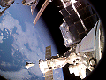 Rymdfärjan Discovery på väg från rymdstationen mot jorden
